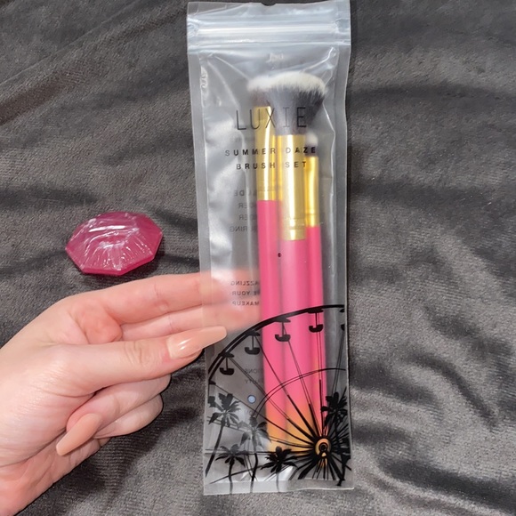 🍂NWT 3 piece brush set with cleaner! - Picture 3 of 4